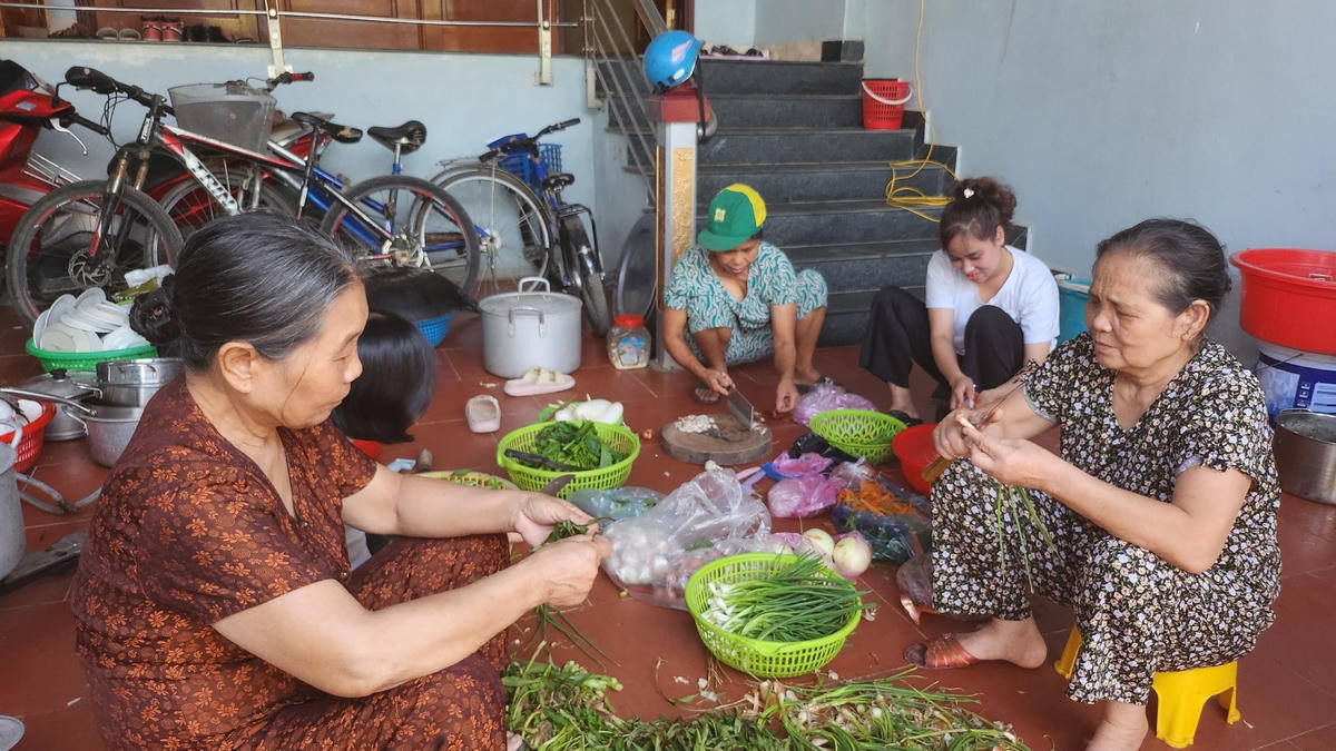 Từ sáng sớm ngày 9/10, đông đảo người dân phường Đông Cương, TP Thanh Hóa đã tập trung tại nhà em Lê Xuân Mạnh - quán quân Đường lên đỉnh Olympia năm 2023 để chuẩn bị thực phẩm, đồ nấu nướng để tổ chức liên hoan, mừng quán quân Olympia trở về. 