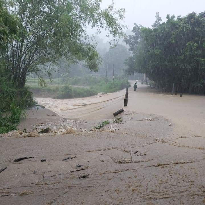 Con đường vào Trường THCS xa Thạch Tượng (huyện Thạch Thành) bị nước tràn qua.