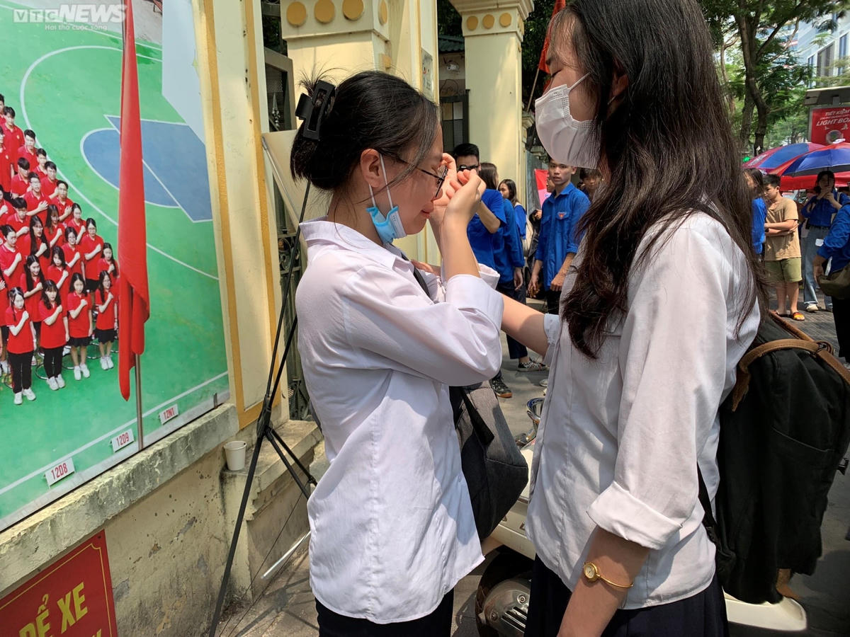 Một thí sinh bật khóc nức nở sau kỳ thi vào lớp 10. Nguồn: VTC news.