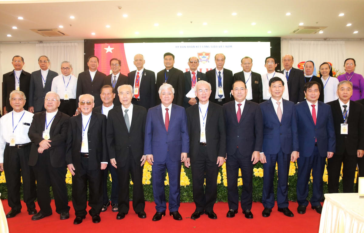 Chủ tịch Đỗ Văn Chiến, Phó Chủ tịch Hoàng Công Thủy chụp ảnh lưu niệm cùng Đoàn Chủ tịch Ủy ban Đoàn kết Công giáo Việt Nam khóa VIII.