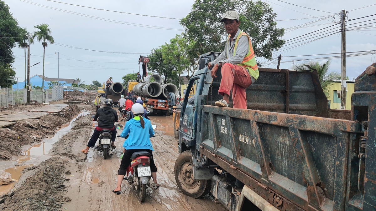 Thi công gần 1 năm con đường Lò Rèn TP Bạc Liêu vẫn ngổn ngang, sình lầy.