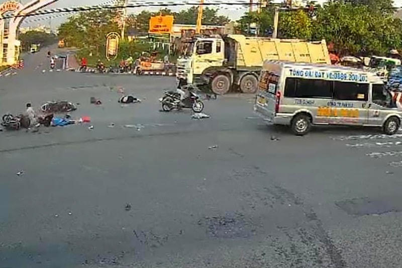 Đèn xanh còn 4 giây, tài xế 'vít ga' qua giao lộ tông 3 người thương vong