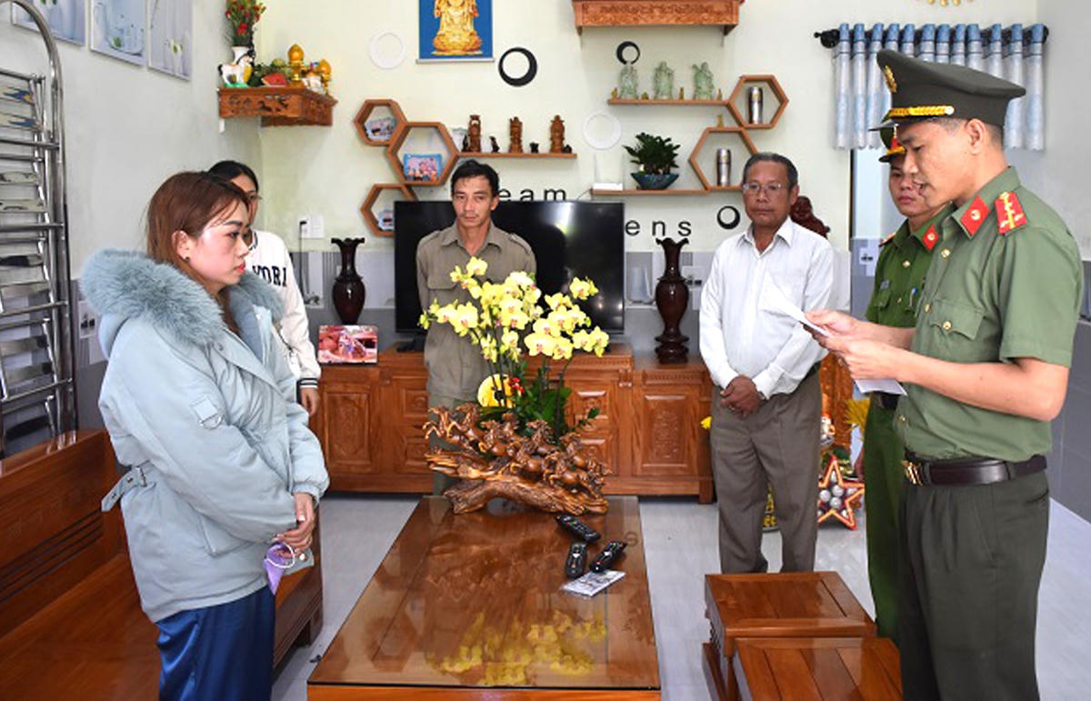 Lực lượng Công an đọc quyết định bắt Nguyễn Thị Hòa.