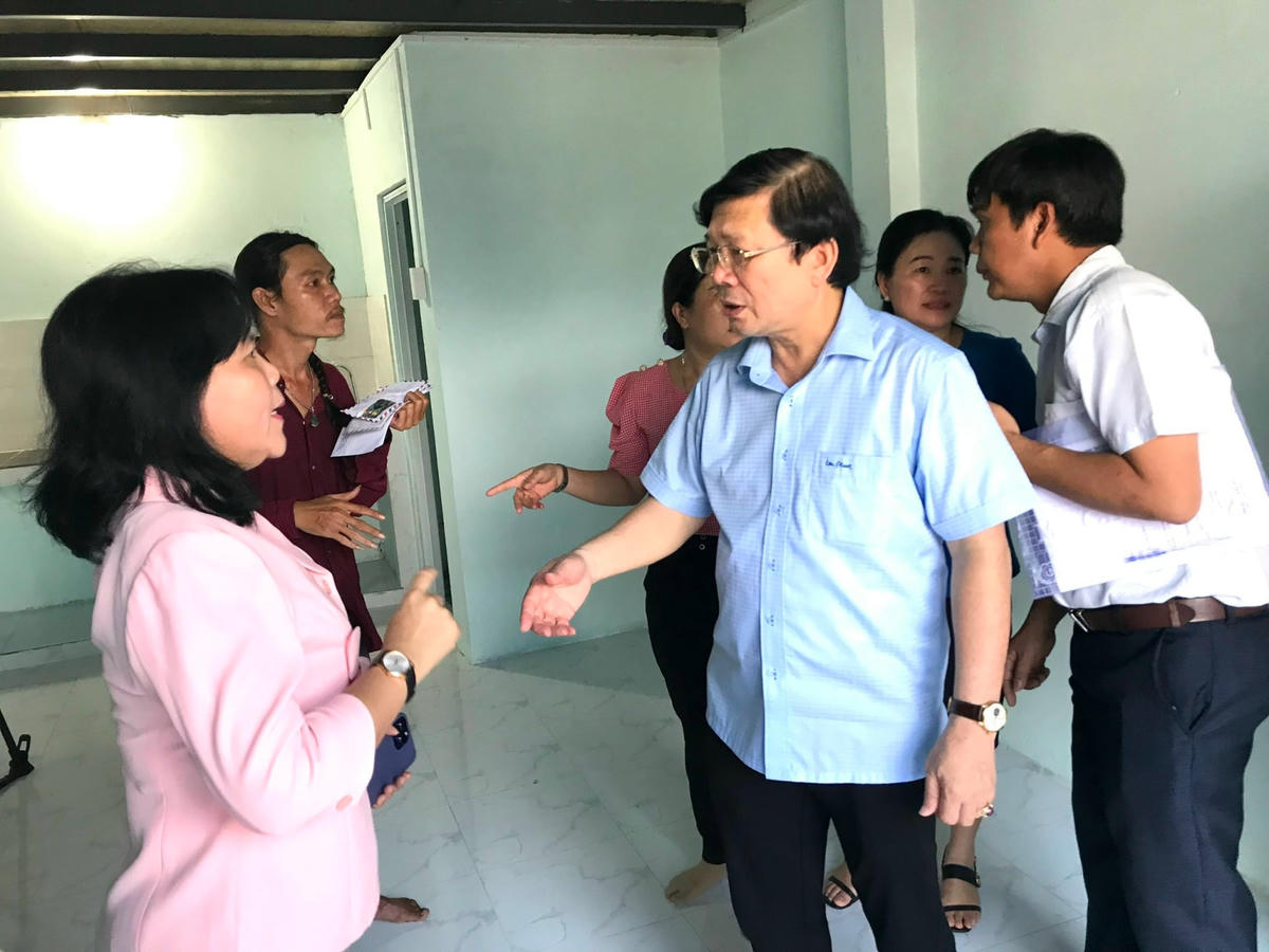 Phó Chủ tịch Nguyễn Hữu Dũng nhắn nhủ đại diện cơ quan địa phương tiếp tục quan tâm chăm lo hỗ trợ người nghèo.