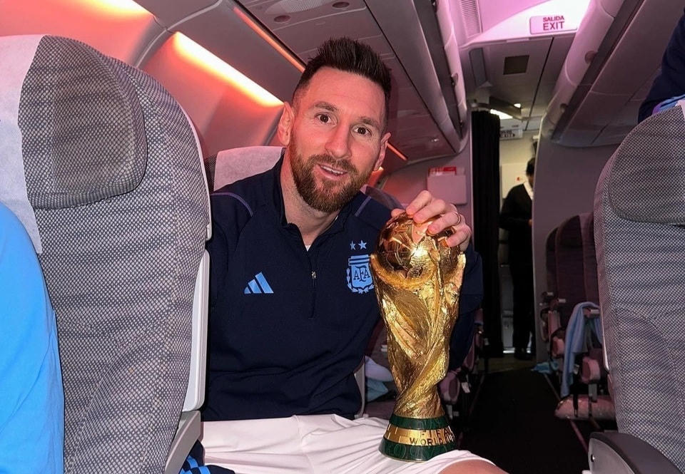 Messi ở trên máy bay trở về quê nhà sau khi giành chức vô địch World Cup 2022 (ảnh: Tyc Sports).