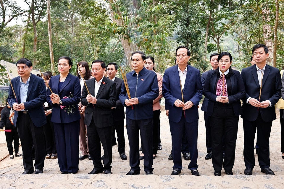 Chủ tịch Quốc hội Trần Thanh Mẫn và đoàn công tác dâng hương tại Lán Nà Nưa, thuộc Khu di tích Quốc gia đặc biệt Tân Trào. (Ảnh: Doãn Tấn/TTXVN)