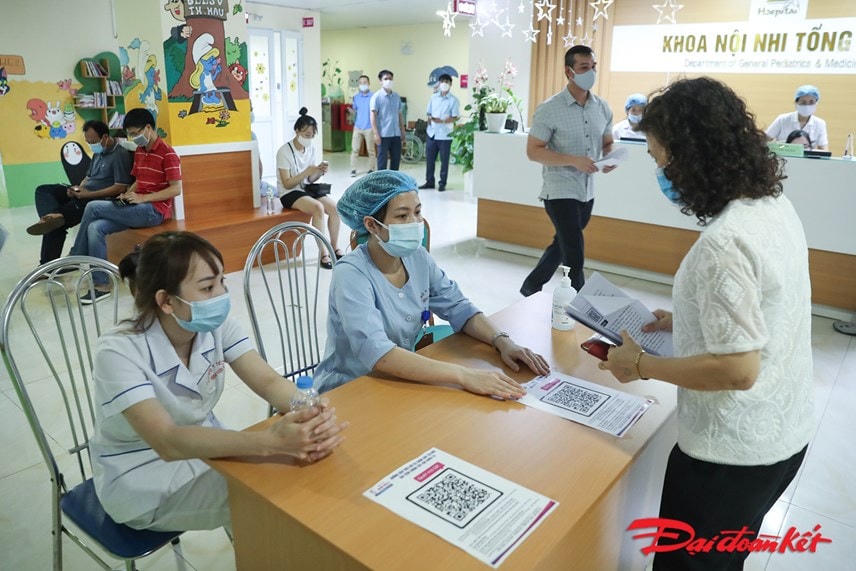 Tư vấn cho người dân tiêm vaccine ngừa Covid-19. Ảnh: Quang Vinh.