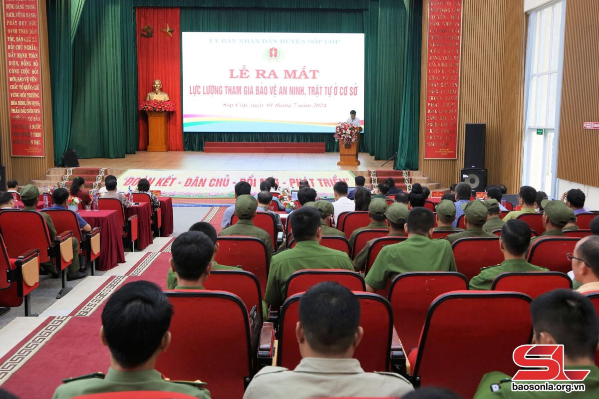 Huyện Sốp Cộp tổ chức Lễ ra mắt lực lượng tham gia bảo vệ an ninh, trật tự ở cơ sở.