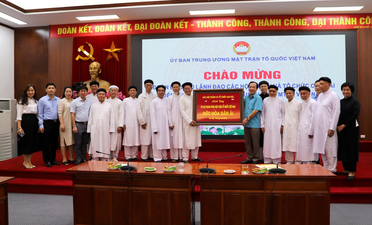 Các Hội thánh và tổ chức Cao Đài tặng quà lưu niệm cho UBTƯ MTTQ Việt Nam.