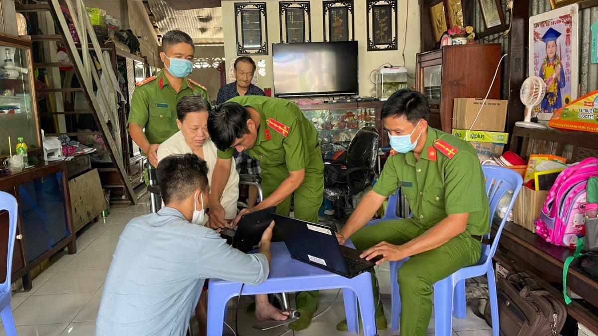 Công an đến tận nhà làm CCCD cho người bệnh, già yếu.