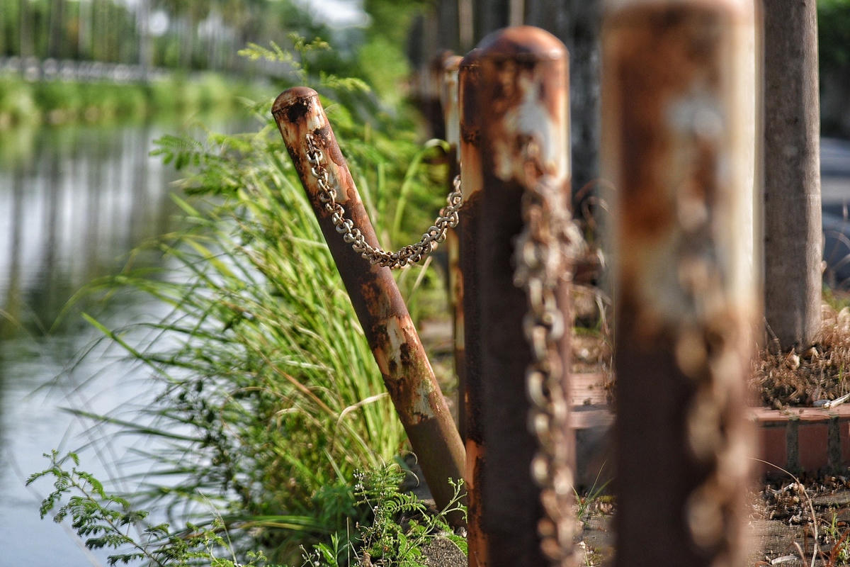 Theo ông Quang, hệ thống kênh mương Đan Hoài chạy qua đoạn Hạ Mộ đã bị xuống cấp khoảng 7 năm trở lại đây. Ngoài hệ thống lan can bị sạt lở, nhiều cọc tiêu cũng bị đứt xích, bật gốc. Một số cây cầu bị xuống cấp, không có lan can, tiềm ẩn nguy cơ xảy ra tai nạn. 