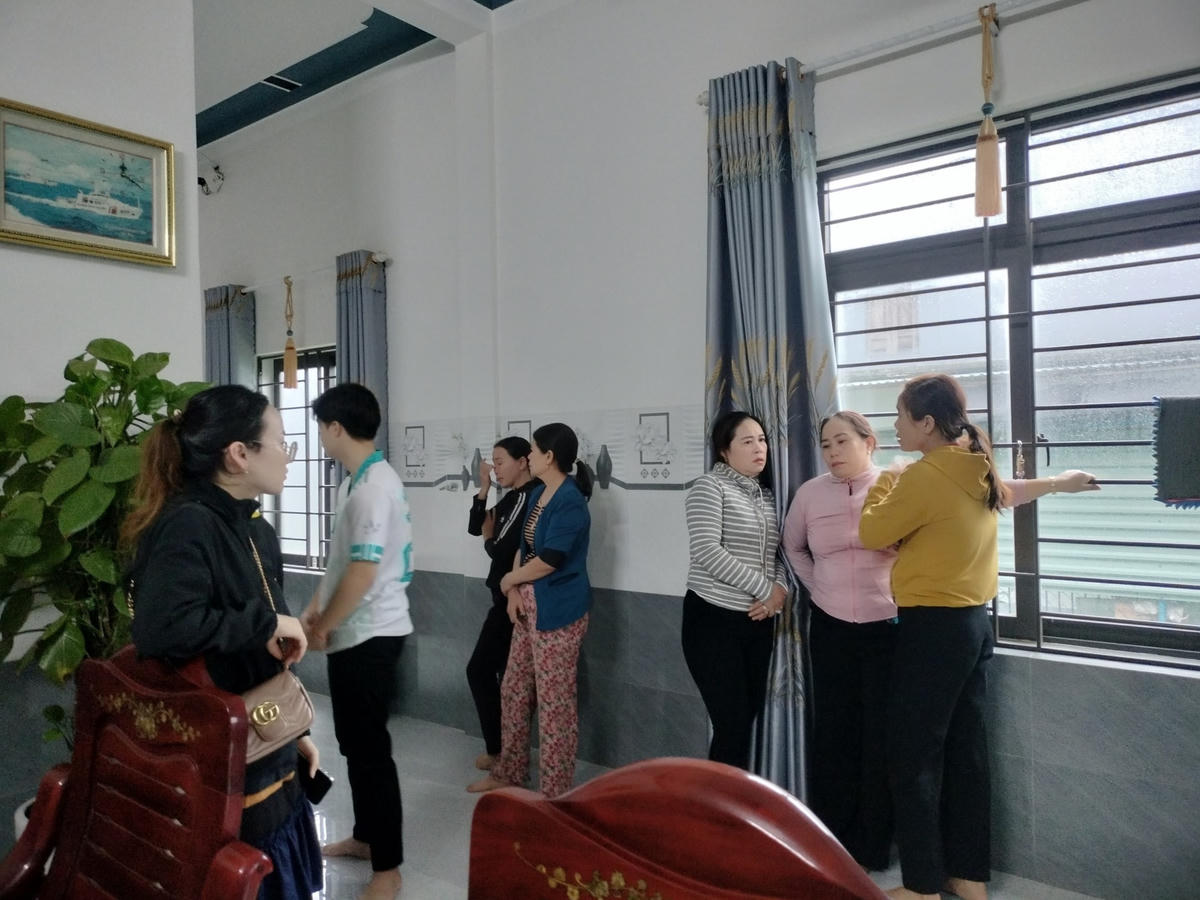 Bà con hàng xóm đến động viên người thân ngư dân gặp nạn. 