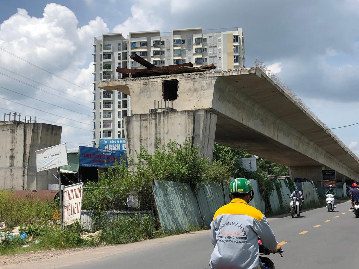 Hiện trạng cầu Nam Lý (TP Thủ Đức) xuống cấp nghiêm trọng, cỏ mọc um tùm sau gần 7 năm khởi công. Ảnh: Hồng Phúc.  