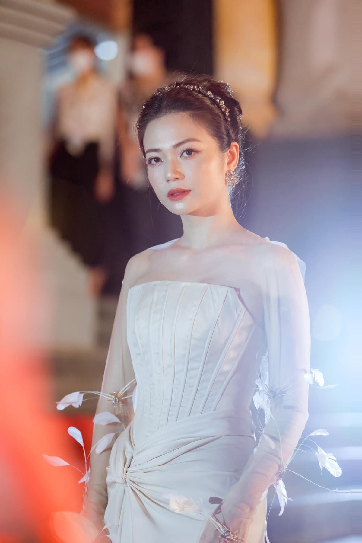 Tuy là mẹ đơn thân nhưng Kiều Anh vẫn giữ được thân hình thon gọn và nhan sắc trẻ hơn tuổi thực. Tại các sự kiện, cô tạo phong cách nổi bật dù ăn mặc kín đáo.