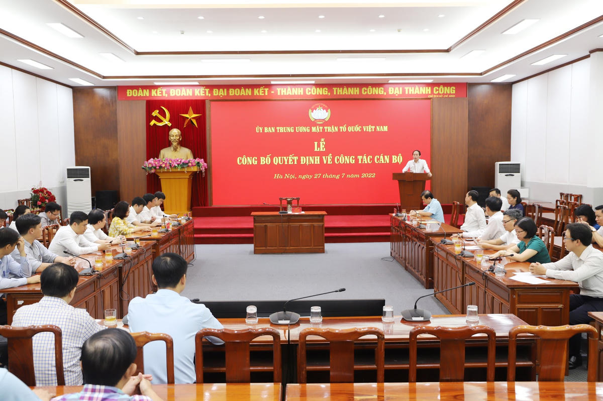 Quang cảnh lễ công bố quyết định. 