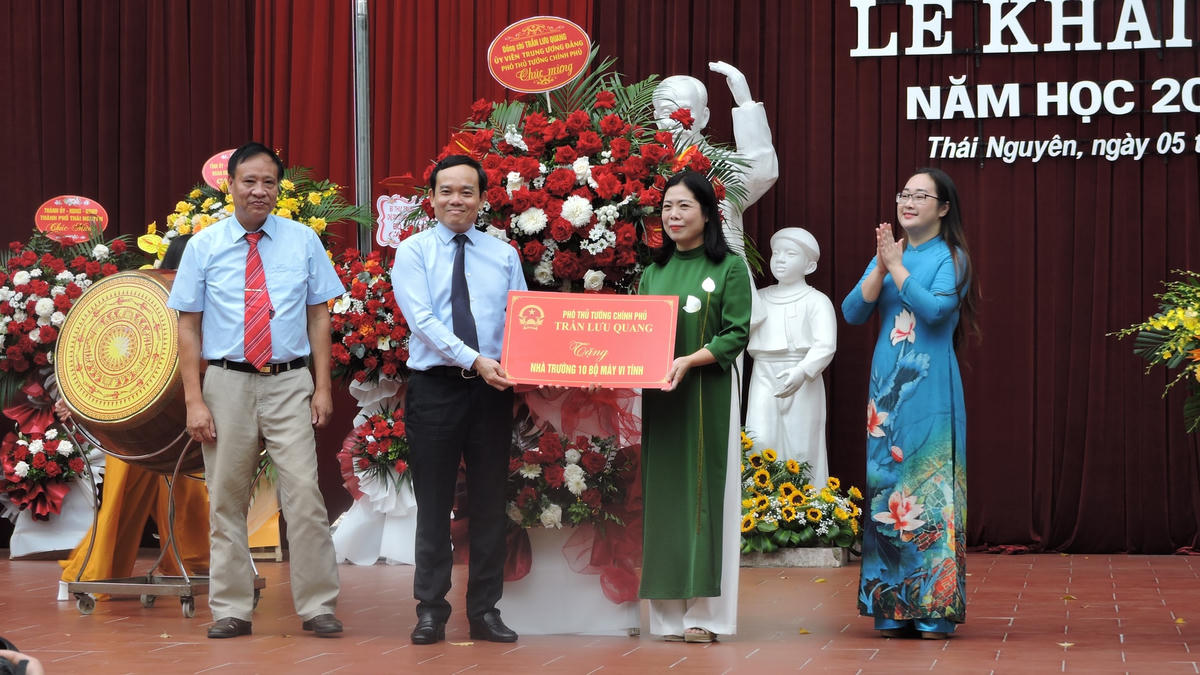 Phó Thủ tướng Trần Lưu Quang tặng hoa chúc mừng nhà trường.