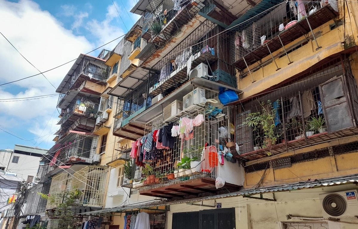 Nhiều chung cư cũ của Hà Nội đã “hết đát”.