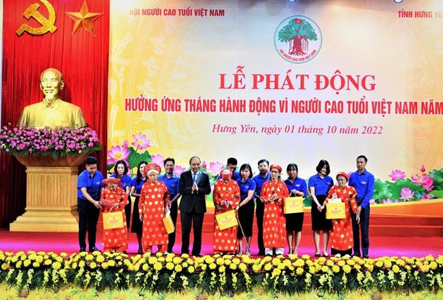 Chủ tịch nước Nguyễn Xuân Phúc tặng quà các cụ cao tuổi tại buổi lễ. 