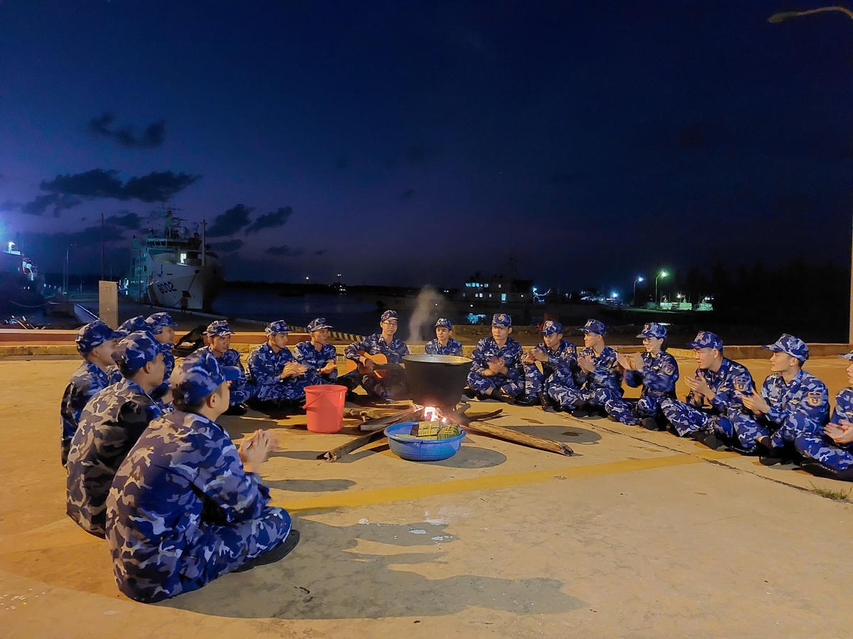 Các đội đang nấu bánh chưng.