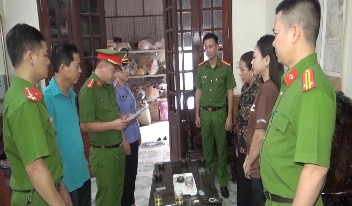 Công an đọc các lệnh khởi tố bị can, cấm đi khỏi nơi cư trú đối với 2 mẹ con bán hàng giả.