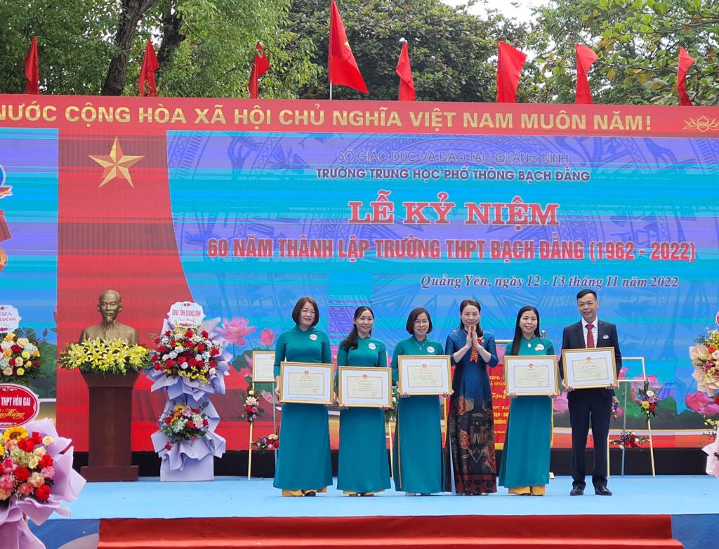 Thừa uỷ quyền Bộ Giáo dục và Đào tạo, Giám đốc Sở Giáo dục và Đào tạo Quảng Ninh Nguyễn Thị Thúy đã tặng Bằng khen của Bộ cho Trường THPT Bạch Đằng và các thầy cô của nhà trường. Ảnh: QMG.
