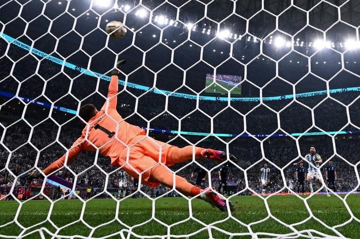 Cú dứt điểm đầy quyết đoán của Messi đưa Argentina vượt lên dẫn trước.