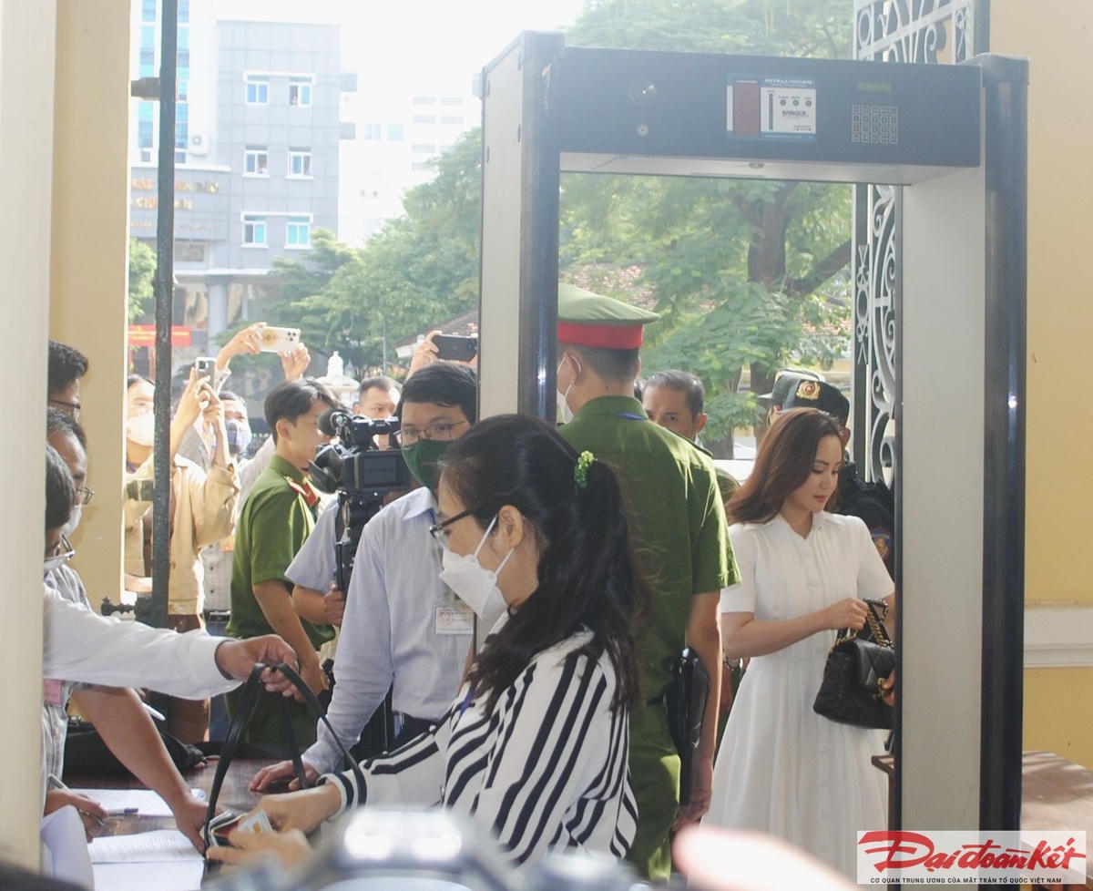 Các ca sĩ, nghệ sĩ (ca sĩ Vy Oanh, váy trắng) tại khu vực thủ tục tham dự phiên xét xử cùng ngày 21/9. (Ảnh: Hồng Phúc)
