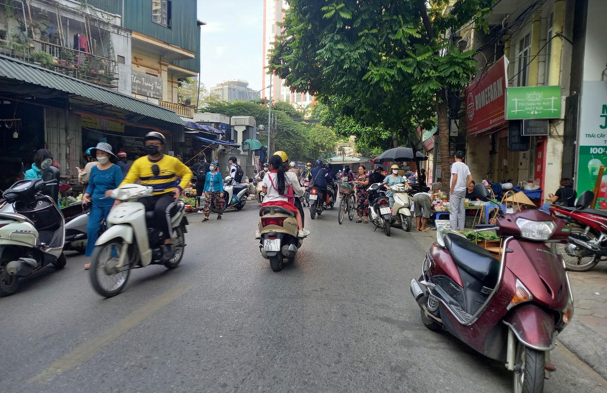 Bất chấp ‘biển cấm’ chợ cóc vẫn hoạt động nhộn nhịp trên đường Trần Quốc Vượng