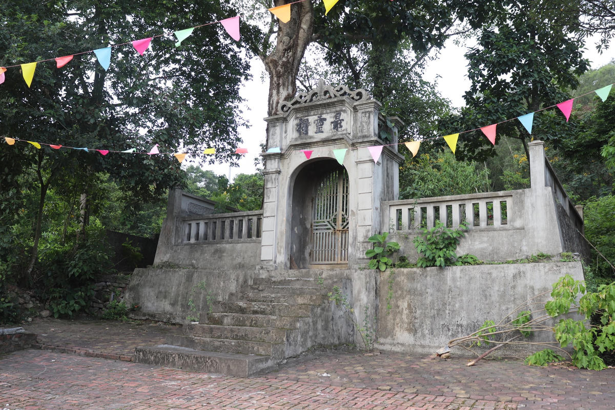 Đền thờ Đệ Nhị Thần Hoàng Trịnh Thế Lợi là Cẩm Hoa thị vệ thời Lê, ngài có công lập nên làng Đông Sơn và được người dân suy tôn, chôn cất tại gò cao nhất trong làng.