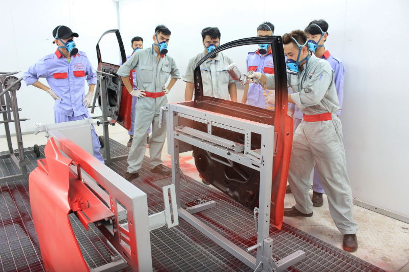 Máy móc hiện đại được đưa vào chương trình thực hành của nhiều cơ sở giáo dục nghề nghiệp.