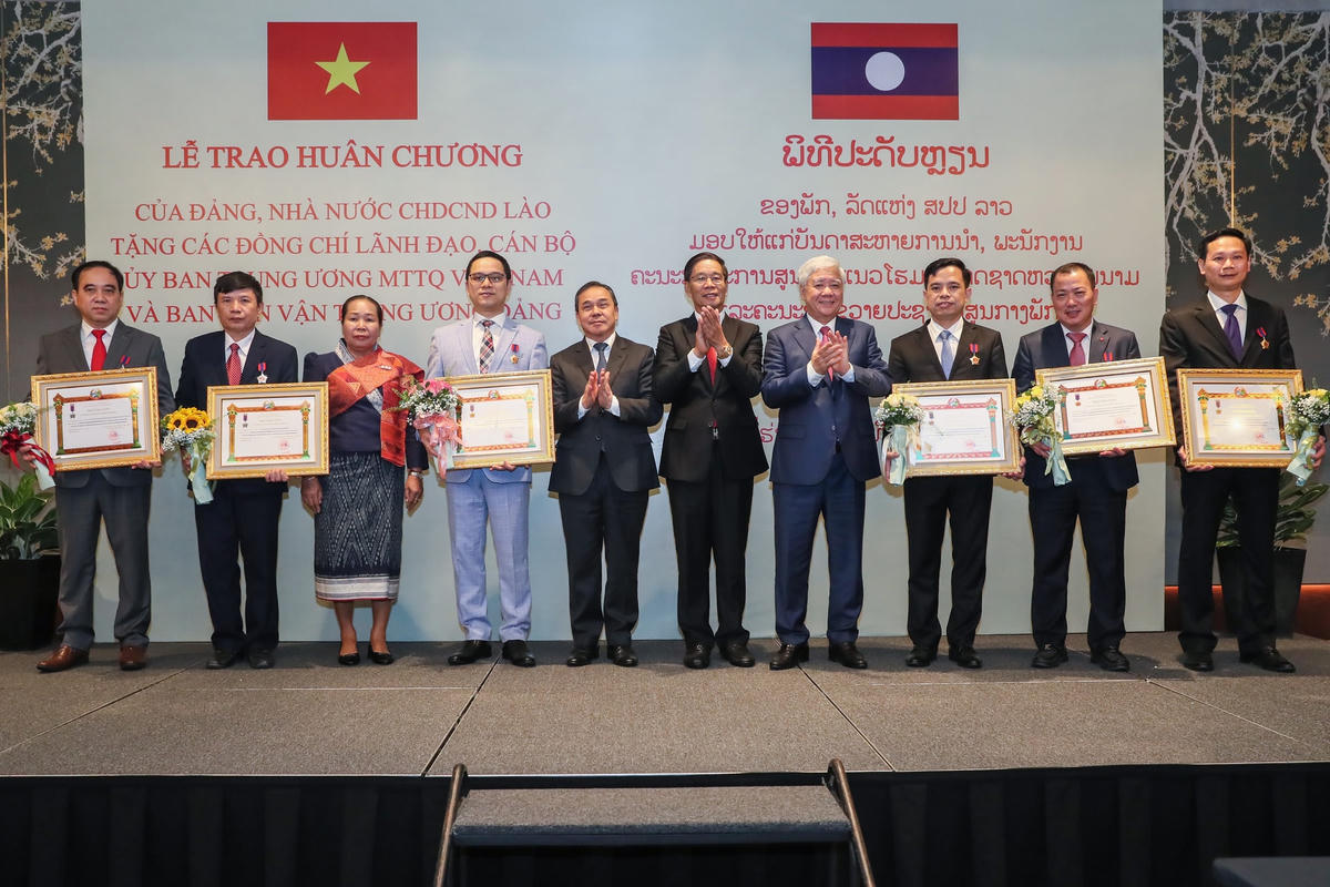 Bí thư Trung ương Đảng, Chủ tịch UBTƯ MTTQ Việt Nam Đỗ Văn Chiến cùng Ủy viên Bộ Chính trị Đảng Nhân dân Cách mạng Lào, Chủ tịch Ủy ban Trung ương Mặt trận Lào xây dựng đất nước Sinlavong Khoutphaythoune tại Lễ trao Huân chương.
