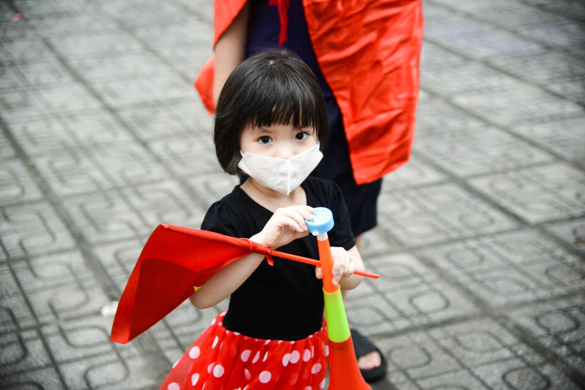 Từ thanh niên cho đến trẻ em, tất cả đã tập trung đông đủ tại sân lớn của các tòa chung cư HH1A từ 3h chiều, ngay sau khi vừa ngớt mưa. 