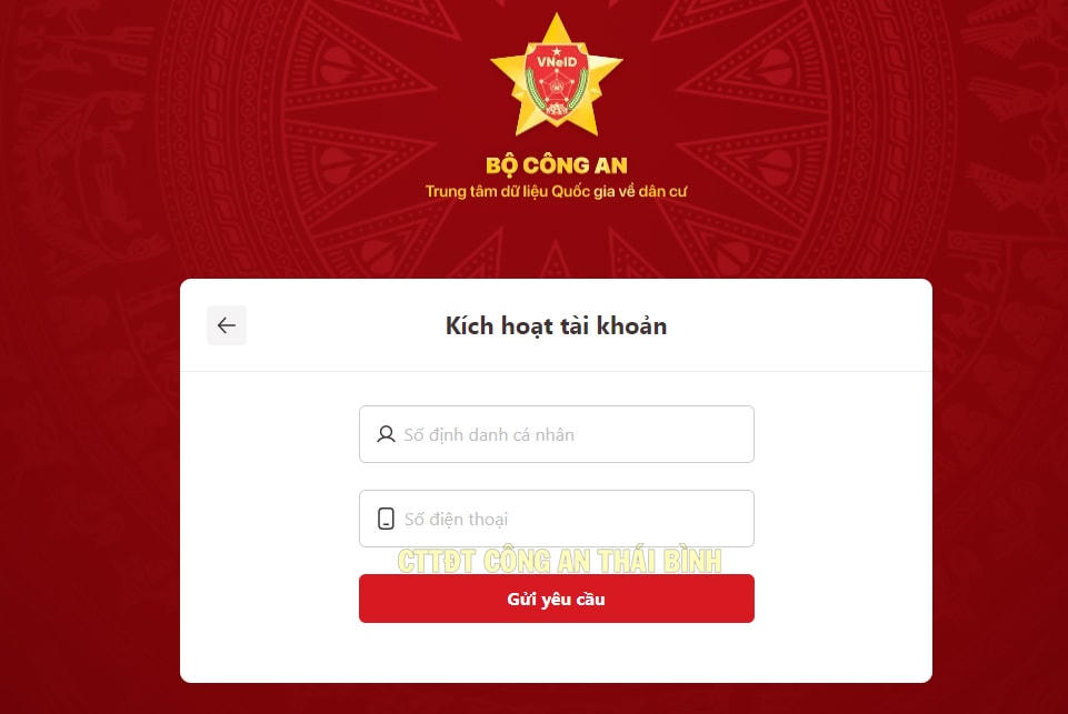 Không có điện thoại thông minh, người dân kích hoạt VNeID thế nào?
