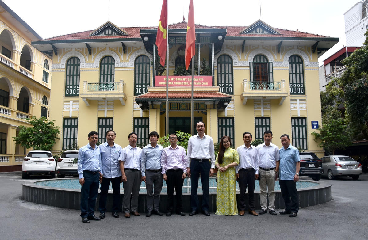 Phó Chủ tịch Phùng Khánh Tài cùng các đại biểu chụp ảnh lưu niệm tại trụ sở UBTƯ MTTQ Việt Nam.