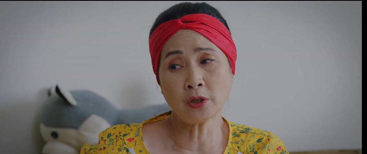 Bà Hiền kể công chăm cháu nội. Ảnh: CMH. 