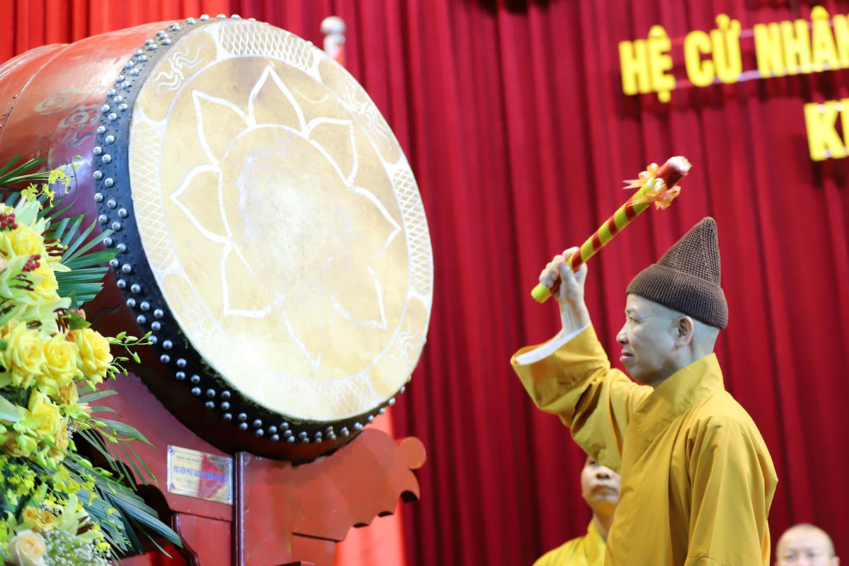 Hoà thượng, TS Phật học Thích Thanh Quyết, Viện trưởng Học viện đánh trống khai giảng năm học 2022 - 2023.