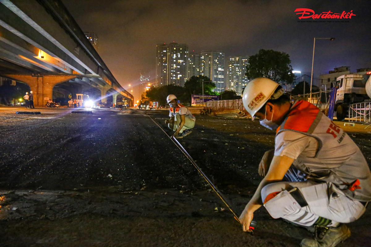 Trước khi thảm bê tông nhựa các kỹ sư phải đo đạc tính toán cẩn thận kỹ lưỡng.