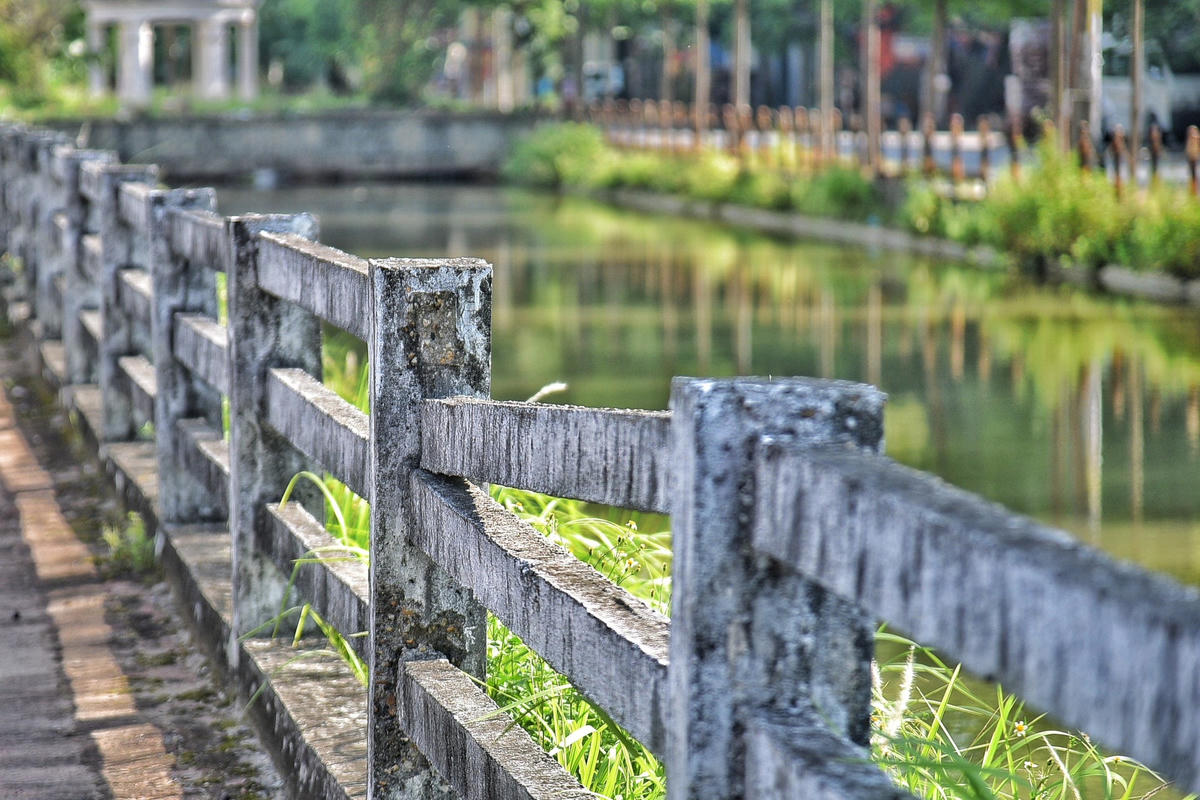 “Nhà tôi có hai đứa con nhỏ, đứa học lớn 3 và đứa học lớp 5. Tôi thường xuyên phải nhắc nhở không được ra khu vực bờ kè kênh Đan Hoài để chơi", bà Hà cho hay.