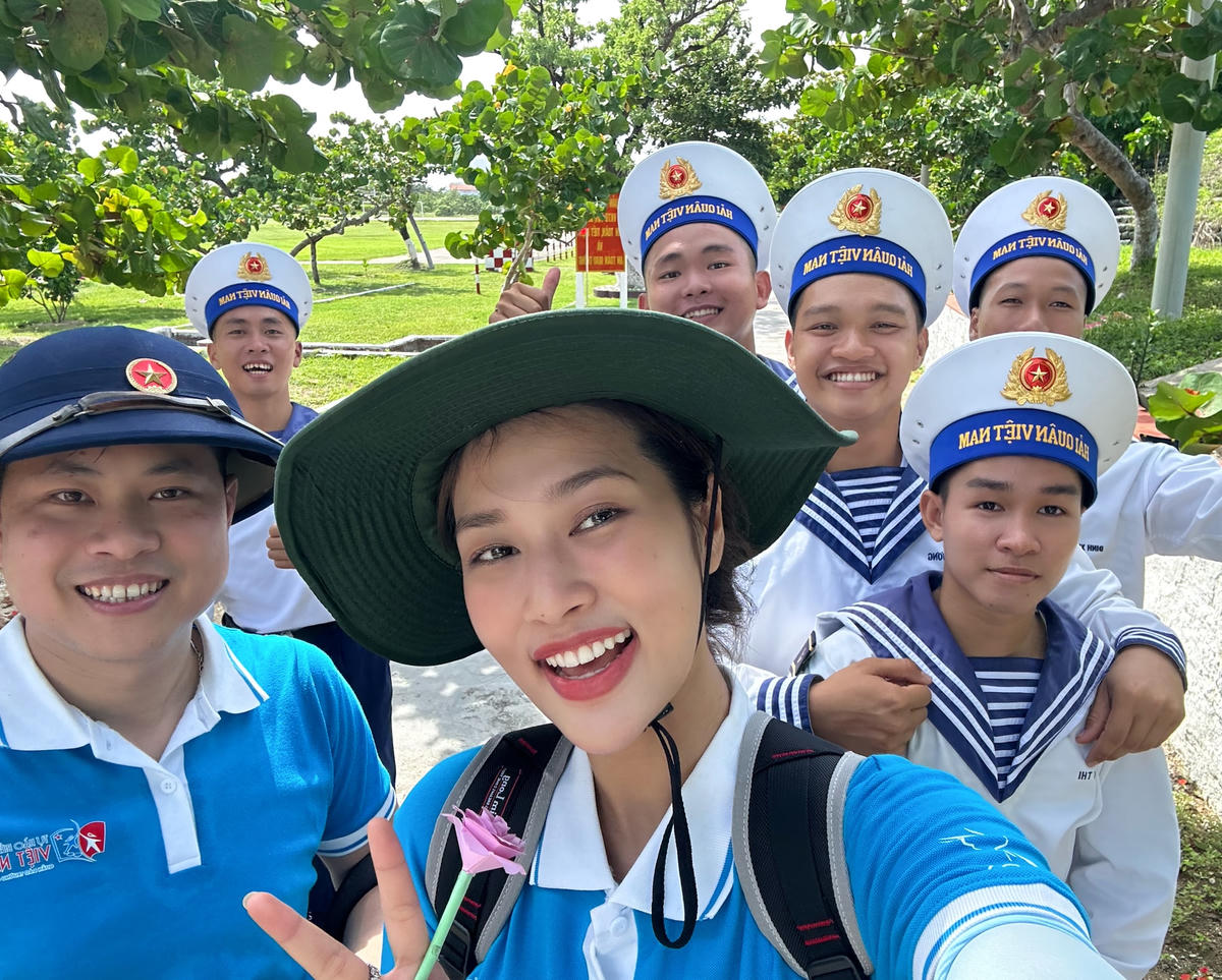 Hoa hậu Thiên Ân gặp gỡ chiến sĩ, chụp hình với các cán bộ, quân dân tại nhiều điểm đảo.