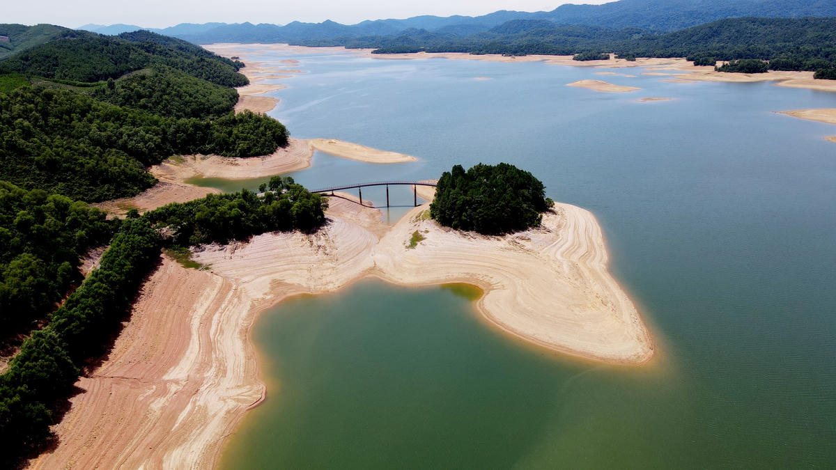 Mặt hồ rộng lớn bỗng thu nhỏ thành những dòng chảy yếu ớt với lượng nước vô cùng khiêm tốn.