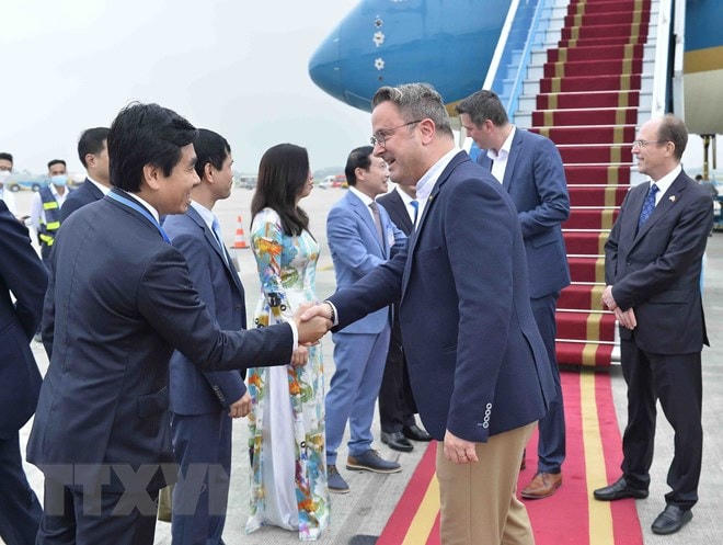 Lễ đón Thủ tướng Đại Công quốc Luxembourg Xavier Bettel tại Sân bay Quốc tế Nội Bài, Hà Nội. Ảnh: Minh Đức/TTXVN.