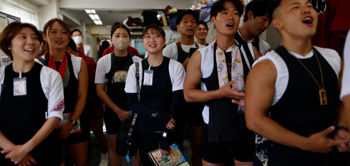 Những tài xế xe kéo ở Tokyo tham dự một cuộc họp buổi sáng, tại văn phòng ở quận Asakusa, Tokyo, Nhật Bản. Ảnh: Reuters.
