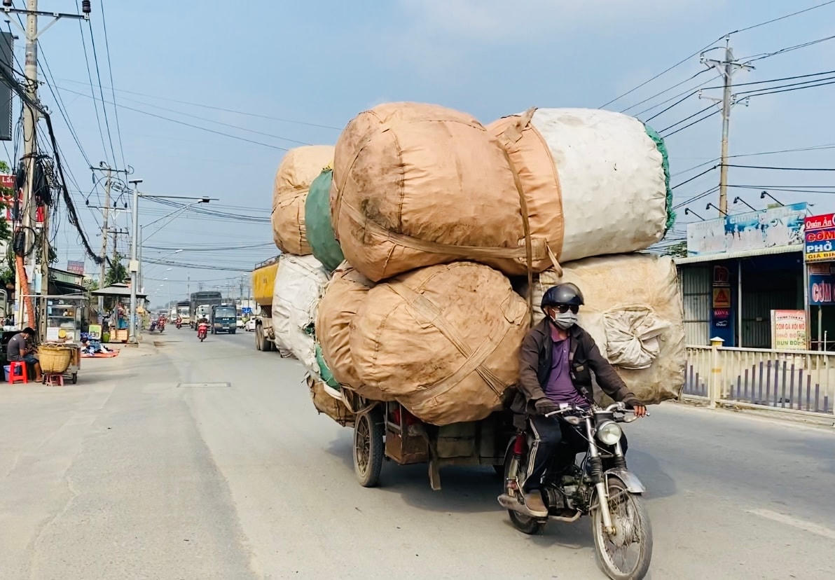 Xe ba gác chở hàng hóa cồng kềnh... 