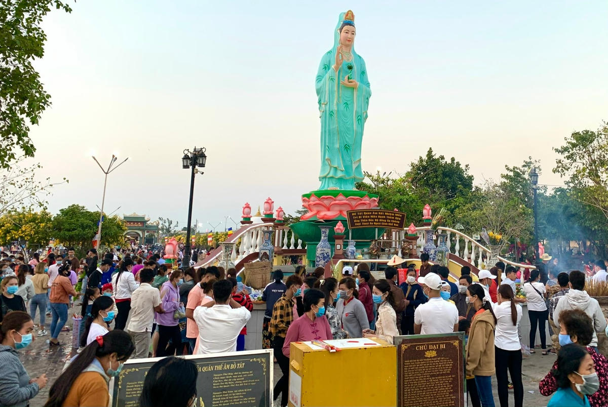 Khu Quán Âm Phật Đài điểm du lịch nổi tiếng cả nước thu hút hàng ngàn lượt khách mỗi ngày về đây cúng viếng Mẹ Quan Nam Hải cầu gia đạo bình an, may mắn.