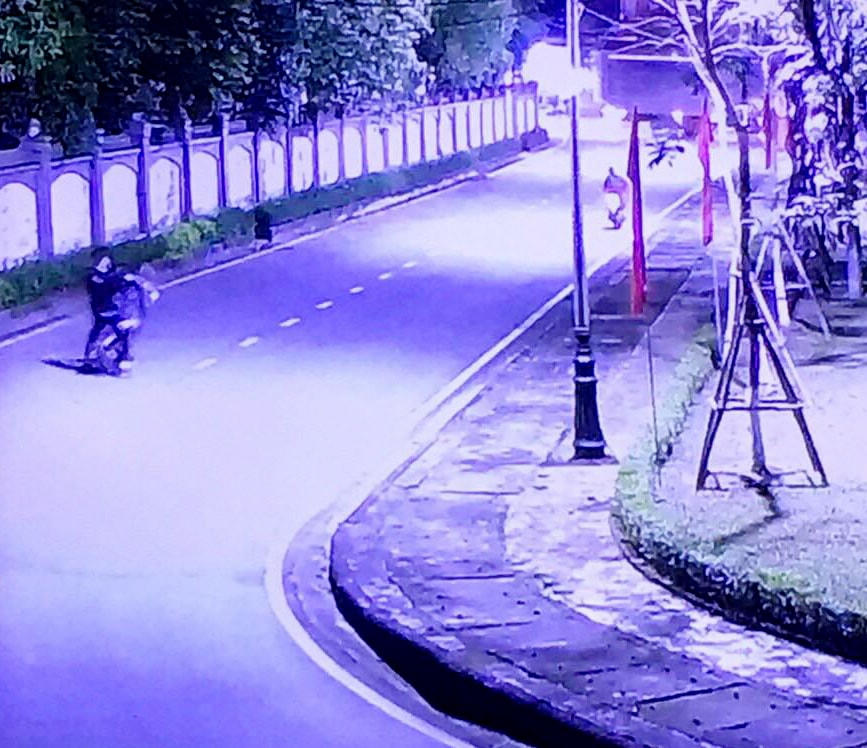 Hai thanh niên "bốc đầu" trước camera an ninh.