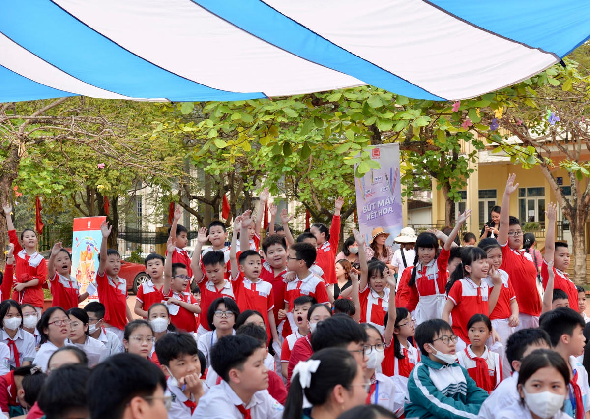 Các em học sinh hào hứng, xung phong tham gia các hoạt động, trò chơi để có cơ hội rinh thưởng từ Ban tổ chức.