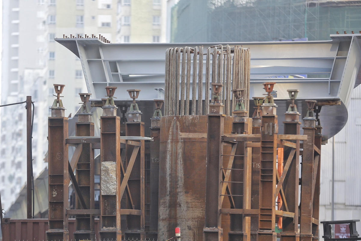 Những chiếc dầm cầu đang được các đơn vị thi công lắp ghép.