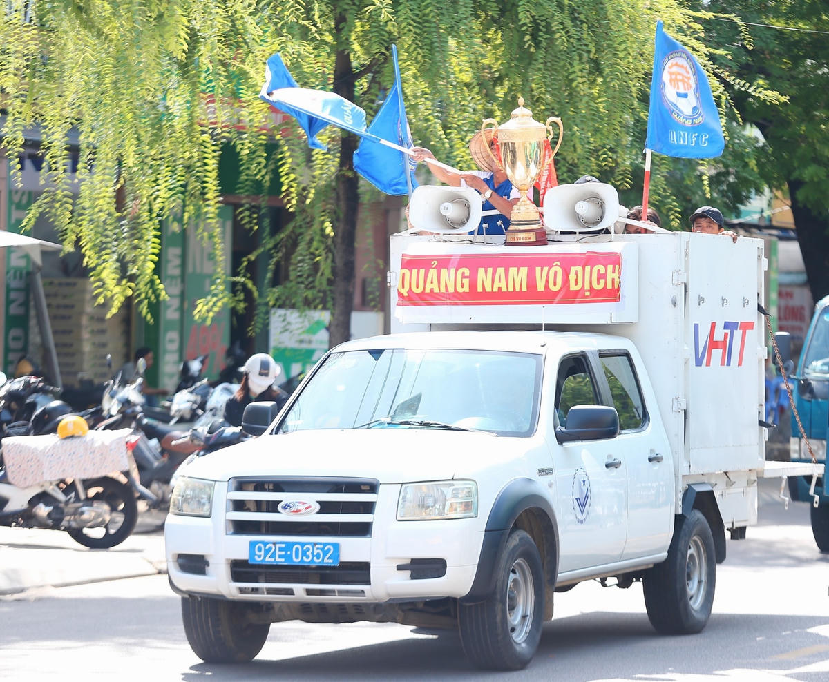 CĐV đi xe máy diễu hành cổ vũ trên nhiều đường TP Tam Kỳ.