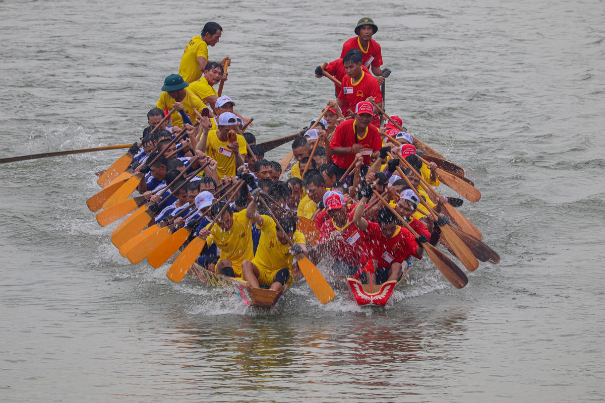 Theo người xưa kể lại, trước đây, vào dịp hè hàng năm, sông Kiến Giang đều khô cạn nước bởi hạn hán, nhưng cứ đến tháng 8 là có mưa, nước sông dâng đầy, ruộng đồng ngập nước, thuận lợi cho việc đồng áng. Từ đó, dân làng khắp nơi mới mở hội đua thuyền ăn mừng, cũng là mang ý nghĩa rèn luyện sức khỏe, thi thố tài năng của trai bơi, gái đua và cầu mong một mùa mưa thuận gió hòa sản xuất bội thu.