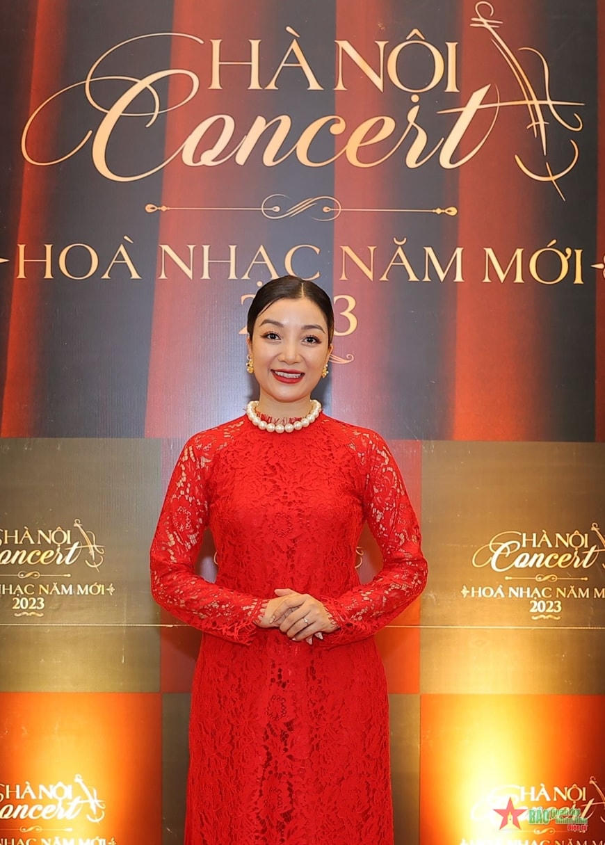 Ca sĩ Phạm Thu Hà sẽ hát bài Người Hà Nội mở màn đêm hoà nhạc.